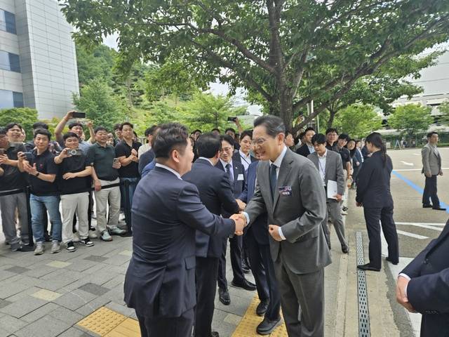 ▲ '충청권 첨단산업 발전비전 국민보고회'에서 이재용 삼성회장(오른쪽)과 인사를 나누고 있는 오세현 아산시장. /아산시 제공