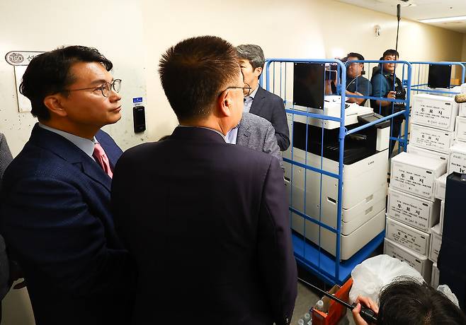 국회 '제9회 전국동시지방선거 투표용지 부족 사태 등 국민 참정권 침해 진상규명 및 선거관리 개혁을 위한 국정조사 특별위원회' 위원장인 국민의힘 윤상현 의원 등 특위 위원들이 2일 현장 조사를 위해 서울 송파구 올림픽공원 핸드볼경기장 개표소를 방문, 내부를 둘러보고 있다. 연합뉴스