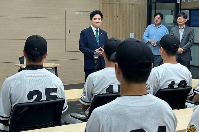광주일고 야구부 만난 김대중 교육감. 연합뉴스