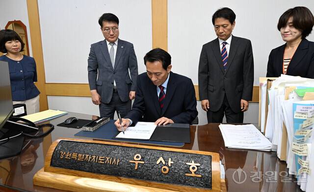 1일 강원특별자치도청사에서 첫 업무를 시작한 우상호 강원특별자치도지사가 'AI데이터센터 추진단' 구성 및 운영 계획과 관련, 첫 결재를 하고 있다. 박승선기자