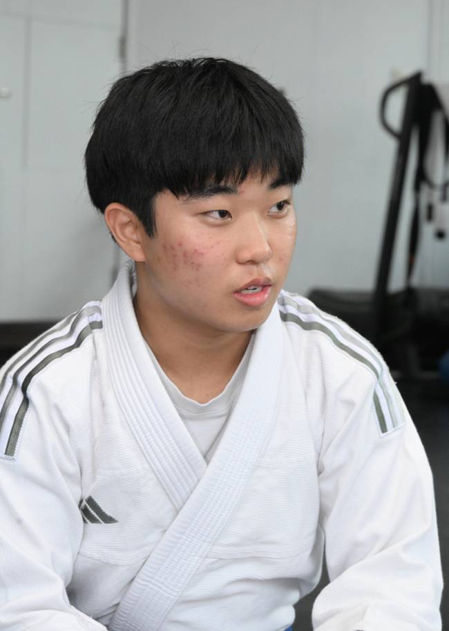 박현규 학생이 주짓수를 시작하게 된 계기와 목표에 대해 이야기하고 있다. /김구연기자