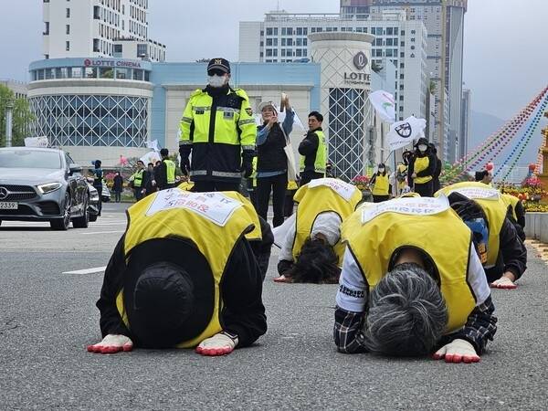 도내 장애인과 비장애인들이 17일 장애인 권리 보장을 촉구하며 삼보일배를 하고 있다. /경남도민일보 DB