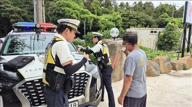 자치경찰관이 음주운전 의심자를 상대로 음주 측정에 나서고 있다. 사진=자치경찰단 제공