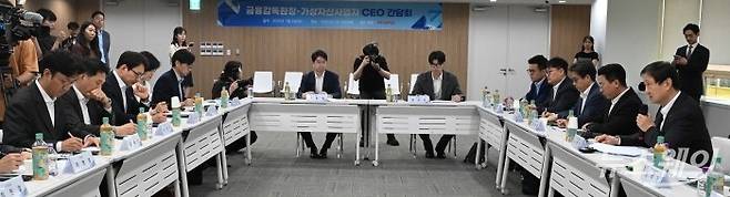 이찬진 금감원장이 2일 오후 서울 마포구 프론트원에서 열린 가상자산사업자 CEO 간담회에서 모두발언을 하고 있다. 사진=강민석 기자