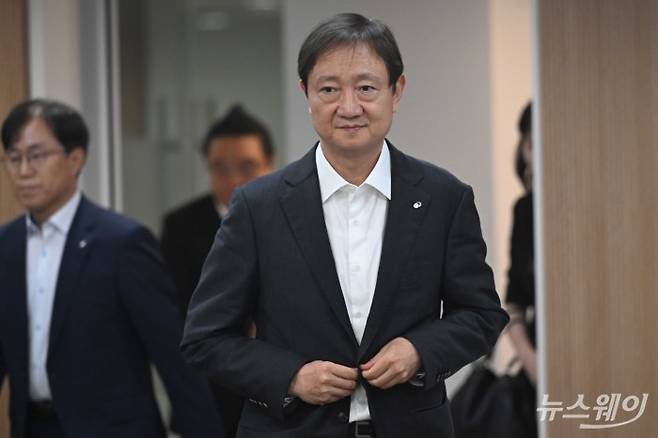 이찬진 금감원장이 2일 오후 서울 마포구 프론트원에서 열린 가상자산사업자 CEO 간담회에 참석하고자 이동하고 있다. 사진=강민석 기자