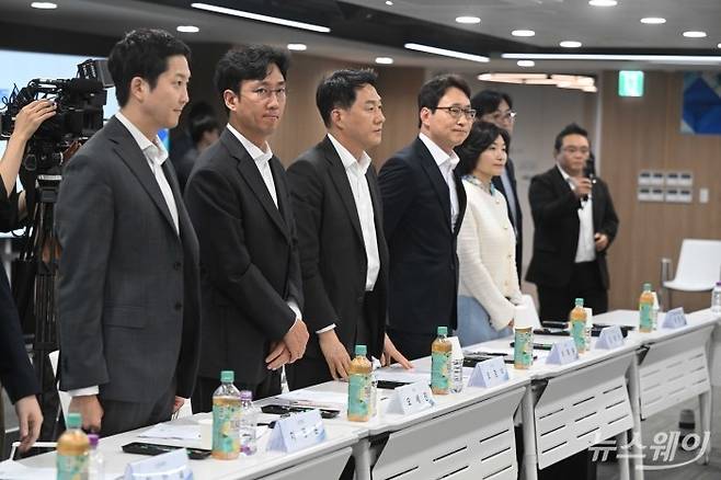 (왼쪽 첫 번째부터)최한결 스트리미 대표이사, 차명훈 코인원 대표이사, 오세진 코빗 대표이사, 오경석 두나무 대표이사를 비롯한 참석자들이 2일 오후 서울 마포구 프론트원에서 열린 가상자산사업자 CEO 간담회에 참석해 자리하고 있다. 사진=강민석 기자