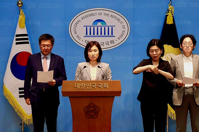 ▲김소희 국민의힘 의원이 지난 1일 경제6단체의 의견을 공개하며 탄소중립법에 유연한 온실가스 감축경로를 반영해야 한다고 주장하고 있다. 사진= 김소희 의원실