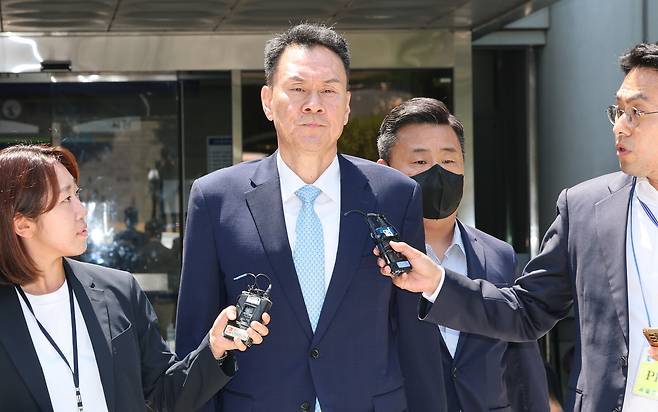 김명수 전 합동참모본부 의장이 6월 15일 서울중앙지법에서 열린 영장실질심사를 마치고 법정에서 나오고 있다. 연합뉴스