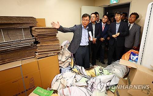 올림픽공원 개표소 내부 들어간 선관위 국조특위(서울=연합뉴스) 국회 '제9회 전국동시지방선거 투표용지 부족 사태 등 국민 참정권 침해 진상규명 및 선거관리 개혁을 위한 국정조사 특별위원회' 위원장인 국민의힘 윤상현 의원 등 특위 위원들이 2일 현장 조사를 위해 서울 송파구 올림픽공원 핸드볼경기장 개표소를 방문, 내부를 둘러보고 있다. 2026.7.2 [국회사진기자단] photo@yna.co.kr