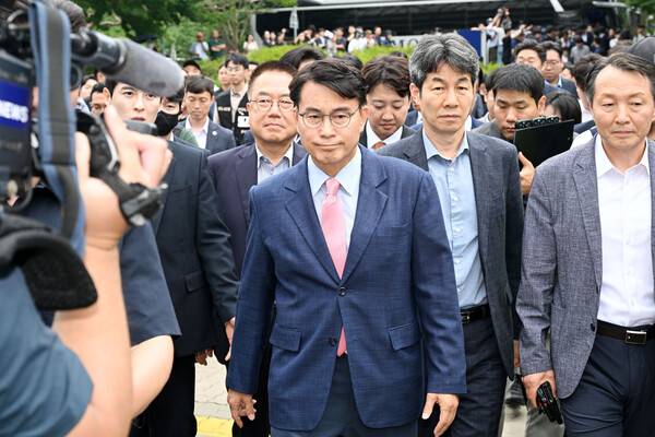 국회 '제9회 전국동시지방선거 투표용지 부족 사태 등 국민 참정권 침해 진상규명 및 선거관리 개혁을 위한 국정조사 특별위원회' 위원장인 국민의힘 윤상현 의원과 특위위원들이 2일 현장 조사를 위해 서울 송파구 올림픽공원 핸드볼경기장 개표소로 향하고 있다. 2026.7.2 [국회사진기자단] 연하뷴스