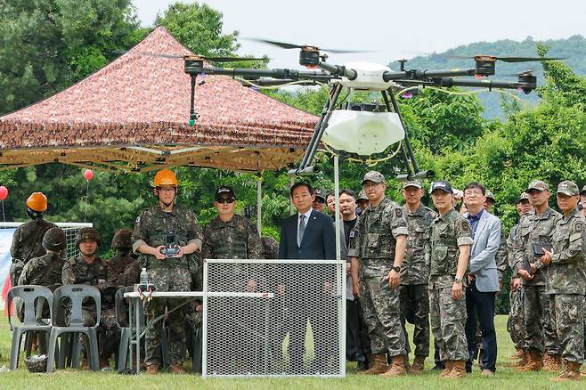 이두희 국방부 차관이 지난 5월 19일 육군 72보병사단을 방문해 드론을 활용한 예비군 동원훈련 현장을 확인하고 있다. (사진=국방부)