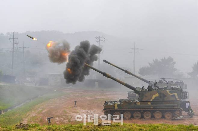 지난 해 6월 서북도서방위사령부 해상사격훈련에서 해병대 연평부대 K9자주포가 사격을 하고 있다. (사진=해병대)