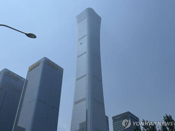 28일 낮 중국 베이징 중심업무지구(CBD)의 초고층 빌딩 시틱타워(CITIC Tower·중국존) 외벽에 이틀 전 경비행기 충돌로 생긴 흔적이 남아 있다. 〈사진=연합뉴스〉