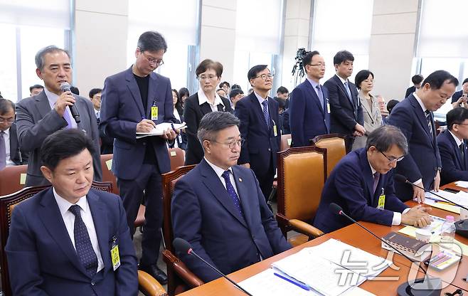 위철환 직무대행을 비롯한 중앙선거관리위원회 위원들이 1일 서울 여의도 국회에서 열린 제9회전국동시지방선거투표용지부족 사태 등 국민참정권침해진상규명 및 선거관리개혁을 위한 국정조사 특별위원회에서 의원 질의에 답변하고 있다. 2026.7.1 ⓒ 뉴스1 신웅수 기자