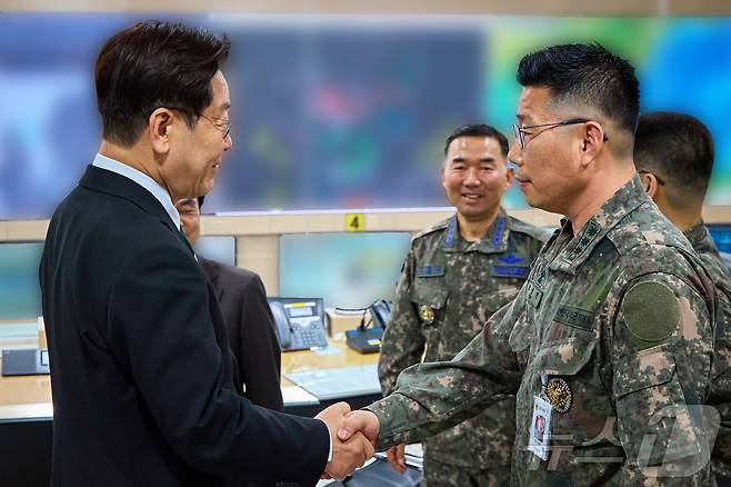 이재명 대통령이 지난 3월 27일 서울 용산구 국방부에서 열린 전군 주요 지휘관 회의를 마친 뒤 지휘통제실을 찾아 조성현 대령과 악수하고 있다. (청와대 제공. 재판매 및 DB 금지) 2026.3.27 ⓒ 뉴스1 허경 기자