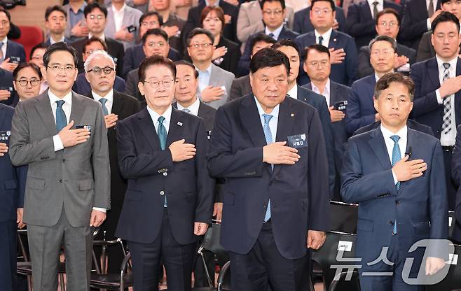 이재명 대통령과 이재용 삼성전자 회장, 곽노정 SK하이닉스 대표이사, 서정진 셀트리온 회장이 2일 충남 아산에서 열린 충청권 첨단산업 발전비전 국민보고회에서 국민의례를 하고 있다. 2026.7.2 ⓒ 뉴스1 허경 기자