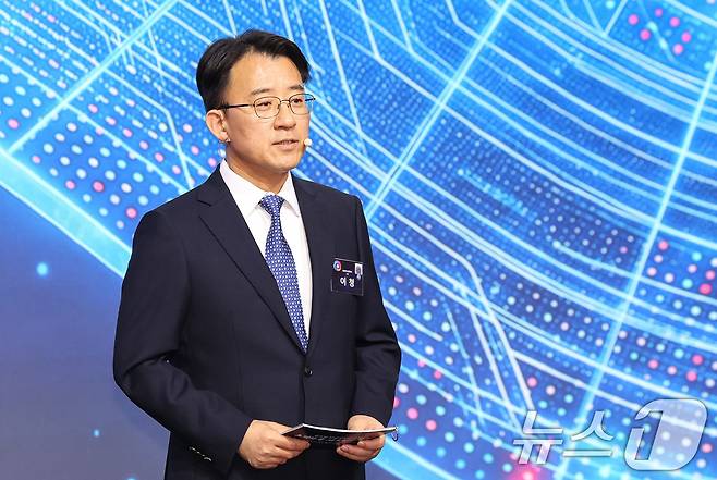 이청 삼성디스플레이 대표이사가 2일 충남 아산에서 열린 충청권 첨단산업 발전비전 국민보고회에서 최첨단 소재, 부품 산업 충청 중심 집중투자 계획을 발표하고 있다. 2026.7.2 ⓒ 뉴스1 허경 기자