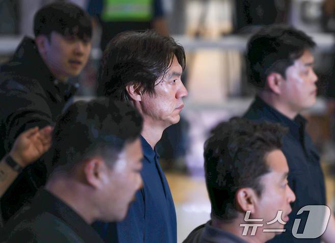 2026 북중미 월드컵 32강 진출 실패의 책임을 지고 사퇴 의사를 밝힌 홍명보 축구대표팀 감독이 30일 새벽 인천국제공항 2터미널을 통해 입국하고 있다. (공동취재) 2026.6.30 ⓒ 뉴스1 안은나 기자