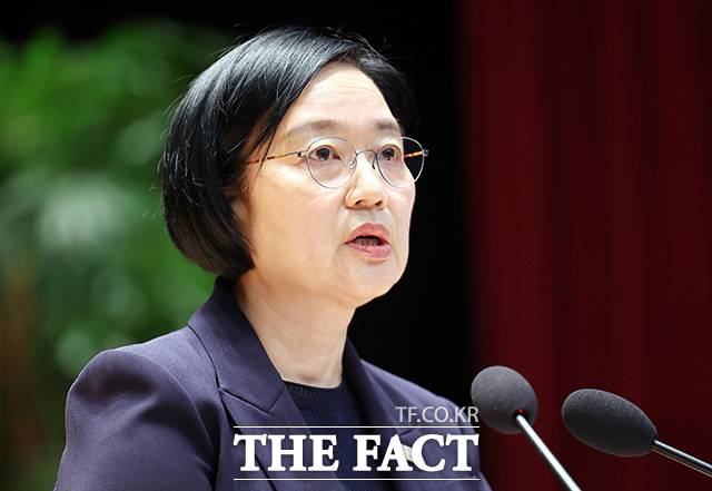 한성숙 국무총리는 2일 정부세종청사에서 열린 취임식을 통해 "현재 4개 부처에서 시범 운영 중인 업무용 AI(인공지능) 시스템을 행정안전부와 함께 연말까지 모든 부처에 도입하는 데 최선을 다하겠다"고 밝혔다. /뉴시스