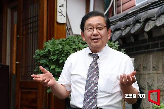 호사카 유지 세종대 교수가 서울 인사동에서 아시아경제와 인터뷰 하고 있다. 조용준 기자