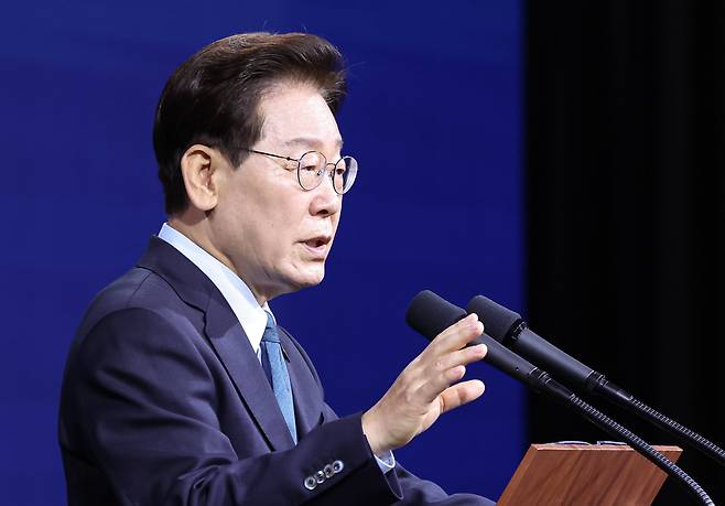 이재명 대통령이 2일 충남 아산시에서 열린 충청권  첨단산업 발전비전 국민보고회에서 축사를 하고 있다. /뉴시스