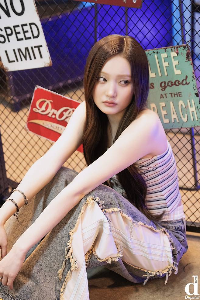 Yui, a member of the group Keyveatz, exuded a cat-like, aloof charm at a promotional event celebrating the release of their debut EP, OXY_GEN. Through this promotional run, Yui captivated fans by showcasing her diverse charms.