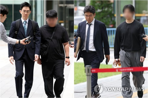 잠실 개표소 봉쇄 시위 첫날 경찰관을 폭행한 혐의를 받는 20대 남성들이 2일 서울 송파구 동부지법에서 열린 영장실질심사에 출석하기 위해 법정으로 향하고 있다. [연합뉴스]