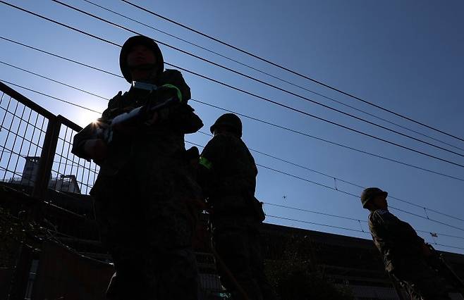정례 한미연합훈련 '자유의 방패(FS:Freedom Shield)' 연습 마지막 날인 지난 2024년 3월 14일 오후 서울 서대문구 경의중앙선 가좌역에서 실시된 테러대응훈련에서 인근 예비군 대원들이 경계를 서고 있다. 사진은 기사 내용과 무관함. 연합뉴스