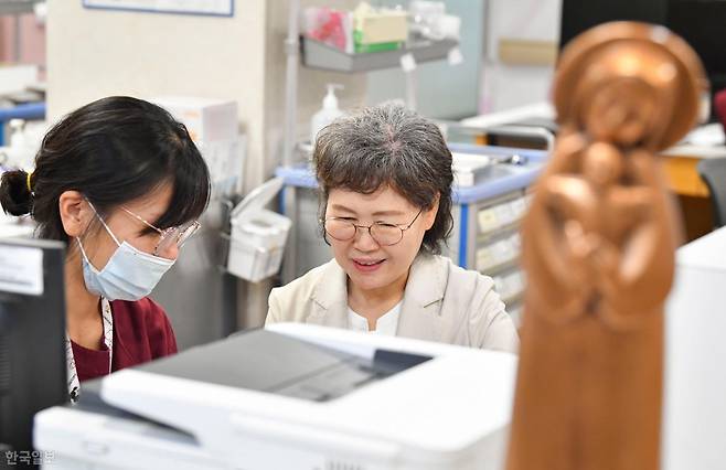 박씨는 호스피스 치료의 관건은 '환자들 삶의 마지막 조각이 괴로움에 잠식당하지 않도록 관리하는 것’이라고 말한다. 말기 암환자들은 심한 통증과 호흡 곤란, 오심 등 여러 증상을 동시에 겪는 경우가 많다. 때문에 완화 의료 전문가들은 ‘고통 경감’을 최우선의 목적으로 마약성 진통제와 통증 보조제 등 다양한 약제를 쓴다. 윤기훈 인턴기자