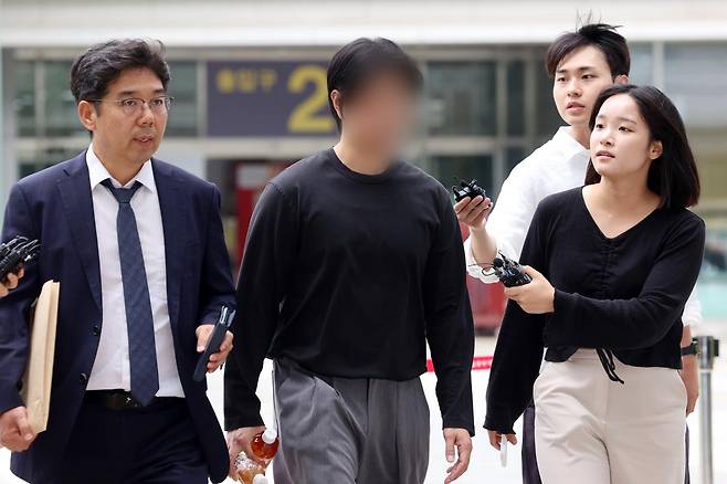 잠실 개표소 봉쇄 시위 초반 현장에서 근무 중이던 경찰관을 폭행한 혐의를 받는 20대 남성이 서울 송파구 동부지방법원에서 열린 구속 전 피의자 심문(영장실질심사)에 출석하고 있다. 뉴시스