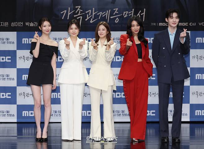 배우 박솔라, 임지은, 박세영, 한고은, 성이언이 2일 오후 서울 마포구 상암 MBC에서 열린 MBC 일일드라마 '가족관계증명서' 제작발표회에 참석해 포토타임을 갖고 있다. '가족관계증명서'는 태어난 순간부터 가족을 무너뜨린 존재로 낙인찍힌 한 아이와, 냉혹한 편견과 운명에 맞서 자신의 삶을 되찾아가는 여성의 이야기를 담은 드라마. 오는 6일 저녁 7시 5분 첫 방송. 서병수 기자 qudtn@edaily.co.kr /2026.07.02/