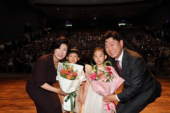 지난1일 포항 문화동 대잠홀에서 열린 민선9기 박용선 포항시장 취임식에서 박 시장과 배우자가 어린이들로부터 축하꽃다발을 받은 뒤 기념촬영을 하고있다. [사진=포항시청]
