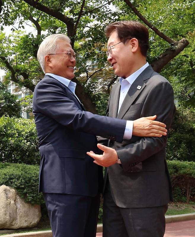 이재명 대통령이 취임 후 처음으로 문재인 전 대통령을 청와대 상춘재로 초청해 1일 오찬을 함께했다. 이번 회동에서 이 대통령은 “끊임없이 외연을 확장해 구조적 다수를 만들어야 한다”고 말했고, 문 전 대통령은 “민주개혁진영의 더 큰 단합으로 이어져야 한다”고 말했다. [청와대사진기자단]