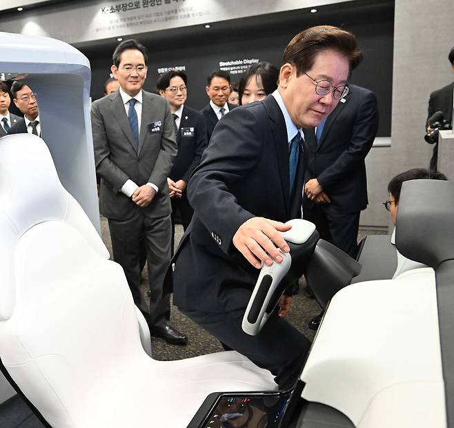 이재명 대통령이 2일 충남 아산 삼성디스플레이 아산 캠퍼스에서 열린 충청권 첨단산업 발전비전 국민보고회에 앞서 스마트자동차에 탑승하고 있다. 청와대사진기자단