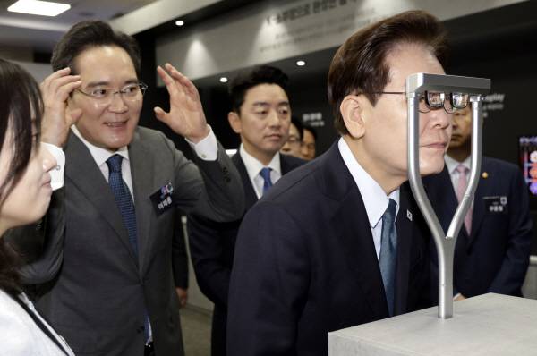 이재명 대통령이 2일 충남 아산시에서 열린 충청권 첨단산업 발전비전 국민보고회에서 AR 글래스를 체험하고 있다. 연합뉴스