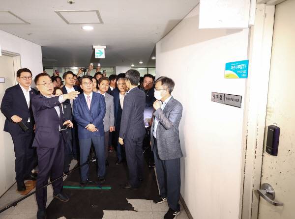 국회 ‘제9회 전국동시지방선거 투표용지 부족 사태 등 국민 참정권 침해 진상규명 및 선거관리 개혁을 위한 국정조사 특별위원회’ 위원장인 국민의힘 윤상현 의원 등 특위 위원들이 2일 현장 조사를 위해 서울 송파구 올림픽공원 핸드볼경기장 개표소를 방문, 내부를 둘러보고 있다. 연합뉴스