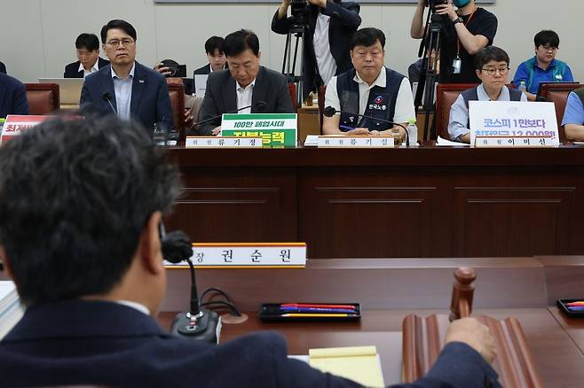 권순원 최저임금위원장이 2일 정부세종청사 최저임금위원회에서 열린 제11차 전원회의를 주재하고 있다. 연합뉴스
