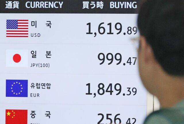 달러 강세에 고환율이 계속되는 가운데 2일 인천국제공항 제2여객터미널 출국장에 자리한 은행 환전창구에 원/달러 환율이 표시돼있다. 연합뉴스