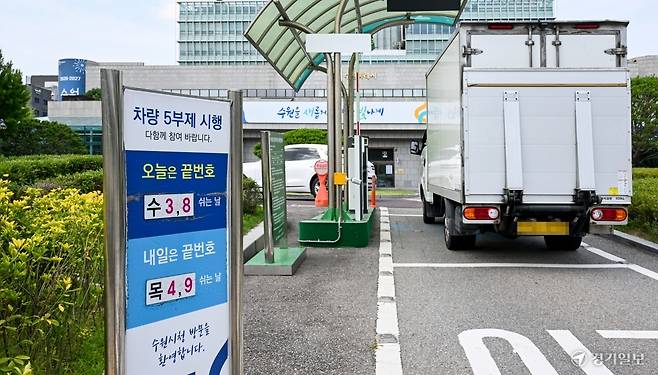 원유 자원안보 위기경보 하향으로 공공 부문 차량 2부제와 공영주차장 5부제가 전면 해제된 1일 차량으로 가득한 수원특례시의회 주차장 모습. 윤원규기자