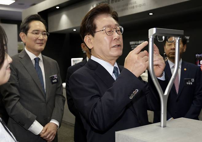 이재명 대통령이 오늘(2일) 충남 아산시에서 열린 충청권 첨단산업 발전비전 국민보고회에서 AR 글래스를 체험하고 있다. / 사진=청와대통신사진기자단