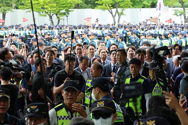 국회 '제9회 전국동시지방선거 투표용지 부족 사태 등 국민 참정권 침해 진상규명 및 선거관리 개혁을 위한 국정조사 특별위원회' 위원들이 오늘(2일) 현장 조사가 예정된 서울 송파구 올림픽공원 핸드볼경기장 개표소 진입을 시도하며 경찰이 현장을 정리하는 것을 지켜보고 있다. / 사진=연합뉴스