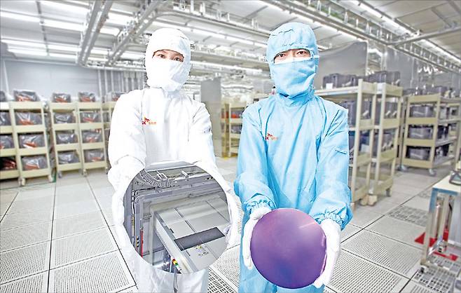 웨이퍼는 실리콘을 초고순도로 정제한 뒤 거울처럼 평평하게 연마해 만든다. 사진은 SK실트론의 웨이퍼. (SK그룹 제공)