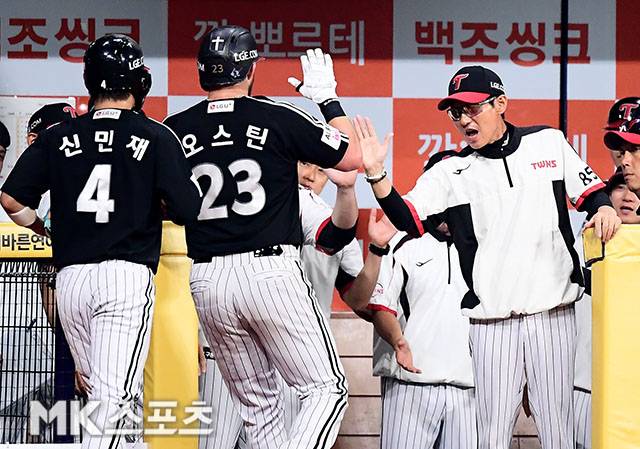 1일 오후 서울 고척스카이돔에서 ‘2026 신한 SOL KBO 리그’ LG 트윈스와 키움 히어로즈 경기가 열렸다. 5회초 2사 2루에서 LG 오스틴이 키움 선발 알칸타라를 상대로 또 다시 앞서가는 시즌 25호 우월 투런홈런을 치고 염경엽 감독의 환영을 받고 있다. 사진(고척 서울)=김영구 기자