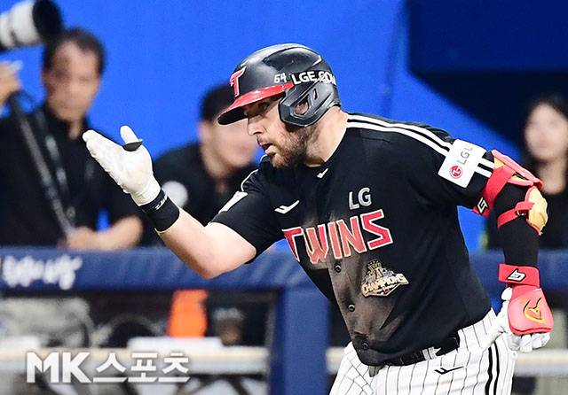 1일 오후 서울 고척스카이돔에서 ‘2026 신한 SOL KBO 리그’ LG 트윈스와 키움 히어로즈 경기가 열렸다. 5회초 2사 2루에서 LG 오스틴이 키움 선발 알칸타라를 상대로 또 다시 앞서가는 시즌 25호 우월 투런홈런을 치고 그라운드를 돌고 있다. 사진(고척 서울)=김영구 기자