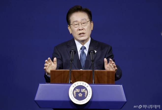 [아산=뉴시스] 최동준 기자 = 이재명 대통령이 2일 충남 아산시에서 열린 충청권  첨단산업 발전비전 국민보고회에서 축사를 하고 있다. 2026.07.02. photocdj@newsis.com /사진=최동준
