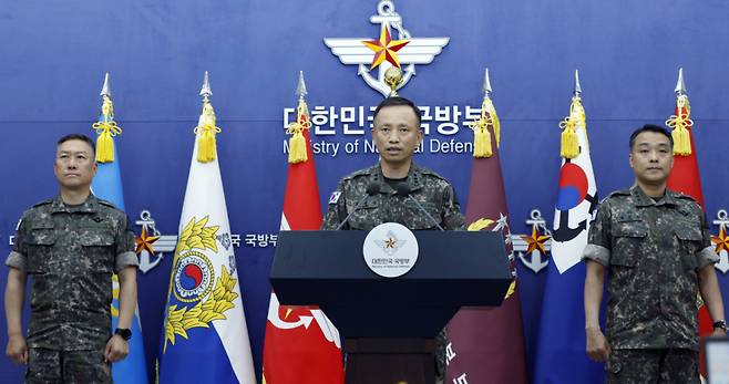 (서울=뉴스1) 박정호 기자 = 최장식 육군참모차장(중장)이 2일 오전 서울 용산구 국방부 청사에서 가진 브리핑에서 지난 5월 경기도 포천의 한 사단에서 동원예비군 훈련을 받다 숨진 20대 남성의 사망 원인은 '폭염 속 강압 훈련'이 아니라 훈련 전부터 앓고 있던 '췌장염'으로 나타났다고 발표하고 있다. 최 참모차장은 "유가족 입회하에 부검을 실시한 결과 사망의 원인은 고인이 훈련 입소 전부터 치료를 받고 있던 췌장염인 것으로 판단된다"라고 밝혔다.