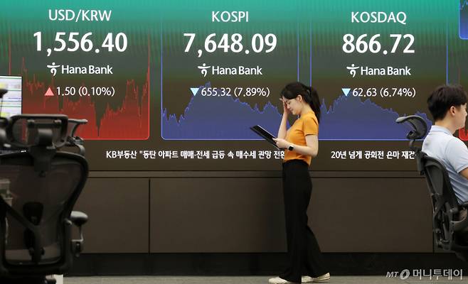 [서울=뉴시스] 김명년 기자 = 2일 오후 서울 중구 하나은행 딜링룸에서 딜러들이 업무를 보고 있다. 코스피는 전 거래일(8303.41)보다 655.32포인트(7.89%) 하락한 7648.09에 장을 마쳤다. 코스닥 지수는 전 거래일(929.35)보다 62.63포인트(6.74%) 내린 866.72에 거래를 종료했다. 서울 외환시장에서 원·달러 환율은 전 거래일(1554.9원)보다 0.9원 오른 1555.8원에 주간 거래를 마감했다. 2026.07.02.