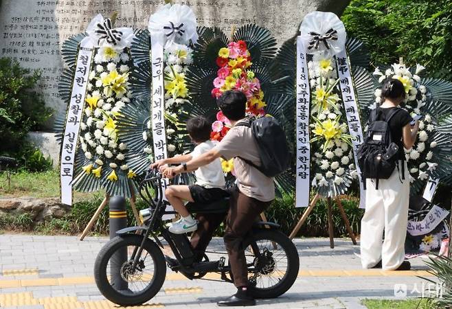 청룡기 전국고교야구선수권대회에서 배재고가 광주제일고를 향해 "스타벅스 가야지" "탱크데이" 등의 구호를 외친 사태를 계기로 10대들 사이에서 '혐오'나 '조롱' 표현이 하나의 놀이문화로 변한 것 아니냐는 우려가 커지고 있다. 사진은 지난 1일 서울 강동구 배재고 정문 앞에 놓인 근조화환들./ 사진=뉴스1
