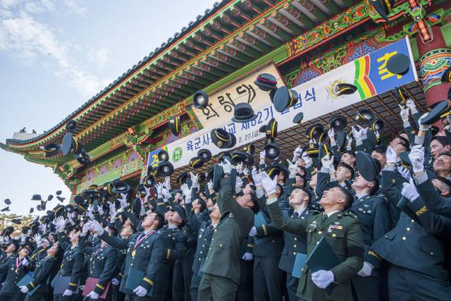 올해 2월 27일 서울 노원구 육군사관학교에서 열린 제82기 졸업식에서 졸업생들이 졸업을 자축하며 정모를 높이 던지고 있다. 연합뉴스