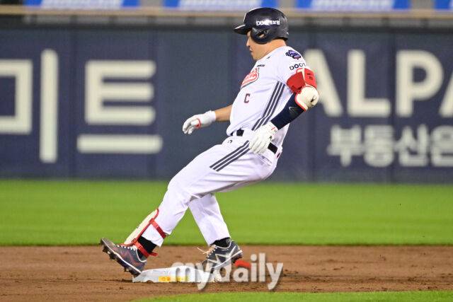2일 서울 잠실야구장에서 열린 '2026 신한 SOL KBO리그' 롯데 자이언츠와 두산 베어스 경기. 두산 양의지가 2회말 선두타자로 나와 2루타를 쳤다./한혁승 기자